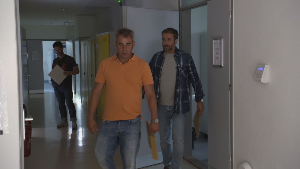 Vlado a Marek prišli na kliniku po výsledky DNA testov.