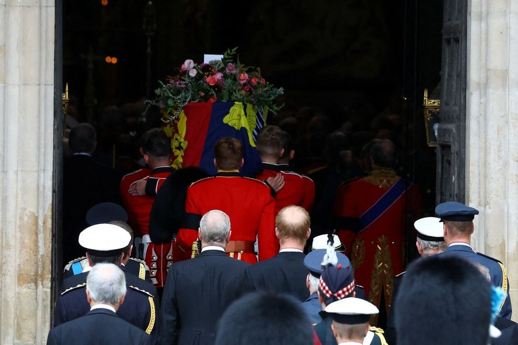 William a Harry sa lúčia s babičkou