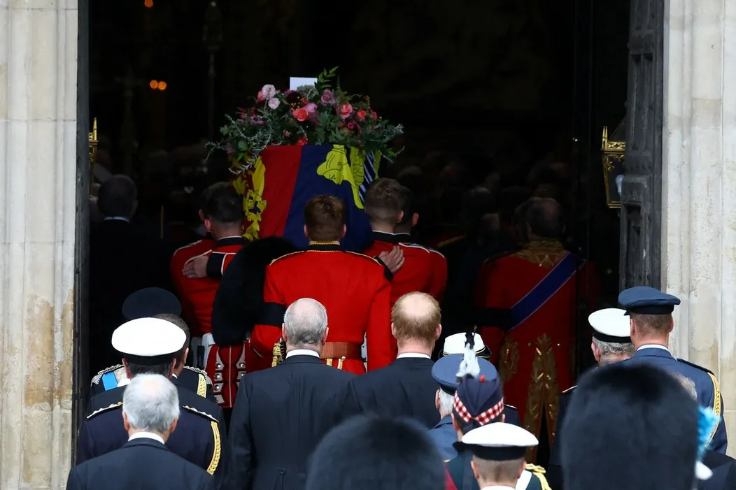 William a Harry sa lúčia s babičkou