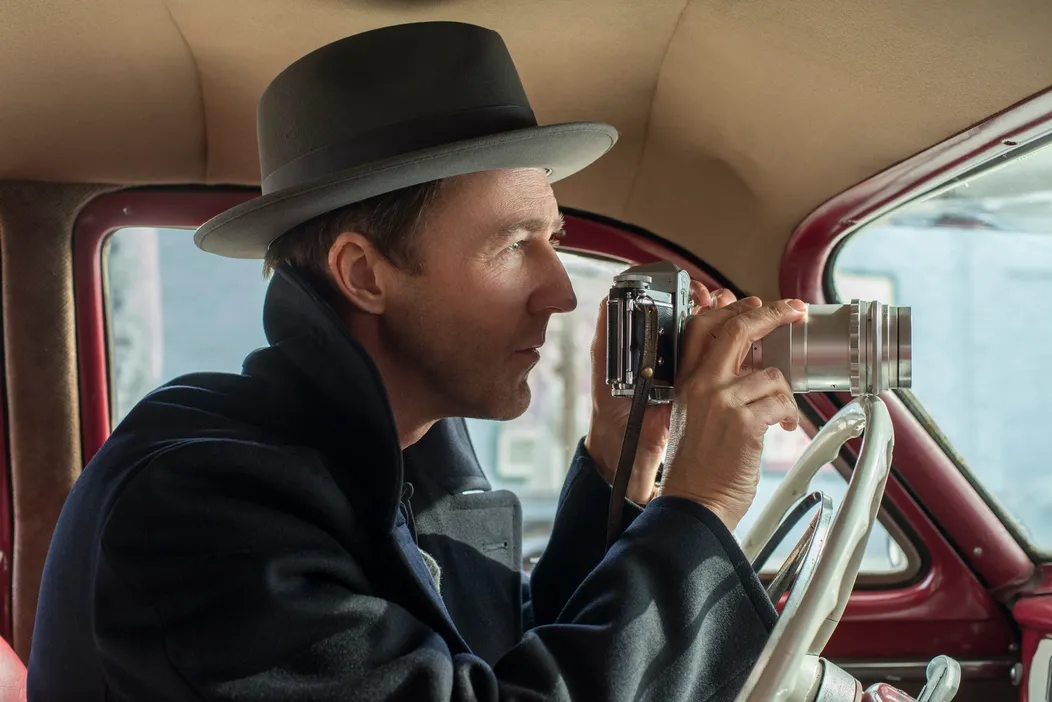 Alec Baldwin a Edward Norton vo filme Sirota Brooklyn