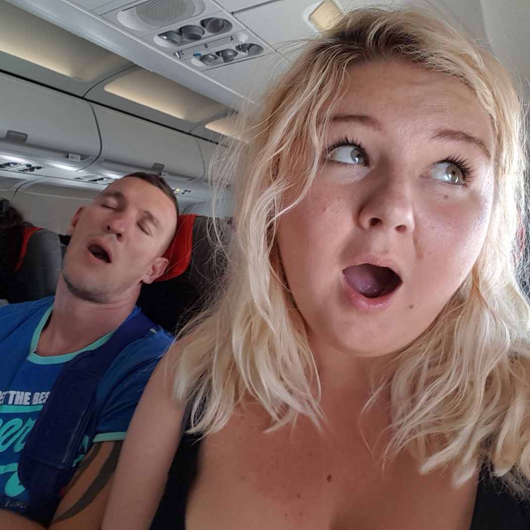 Evelyn imituje spiaceho Tomiho Kida Kovácsa