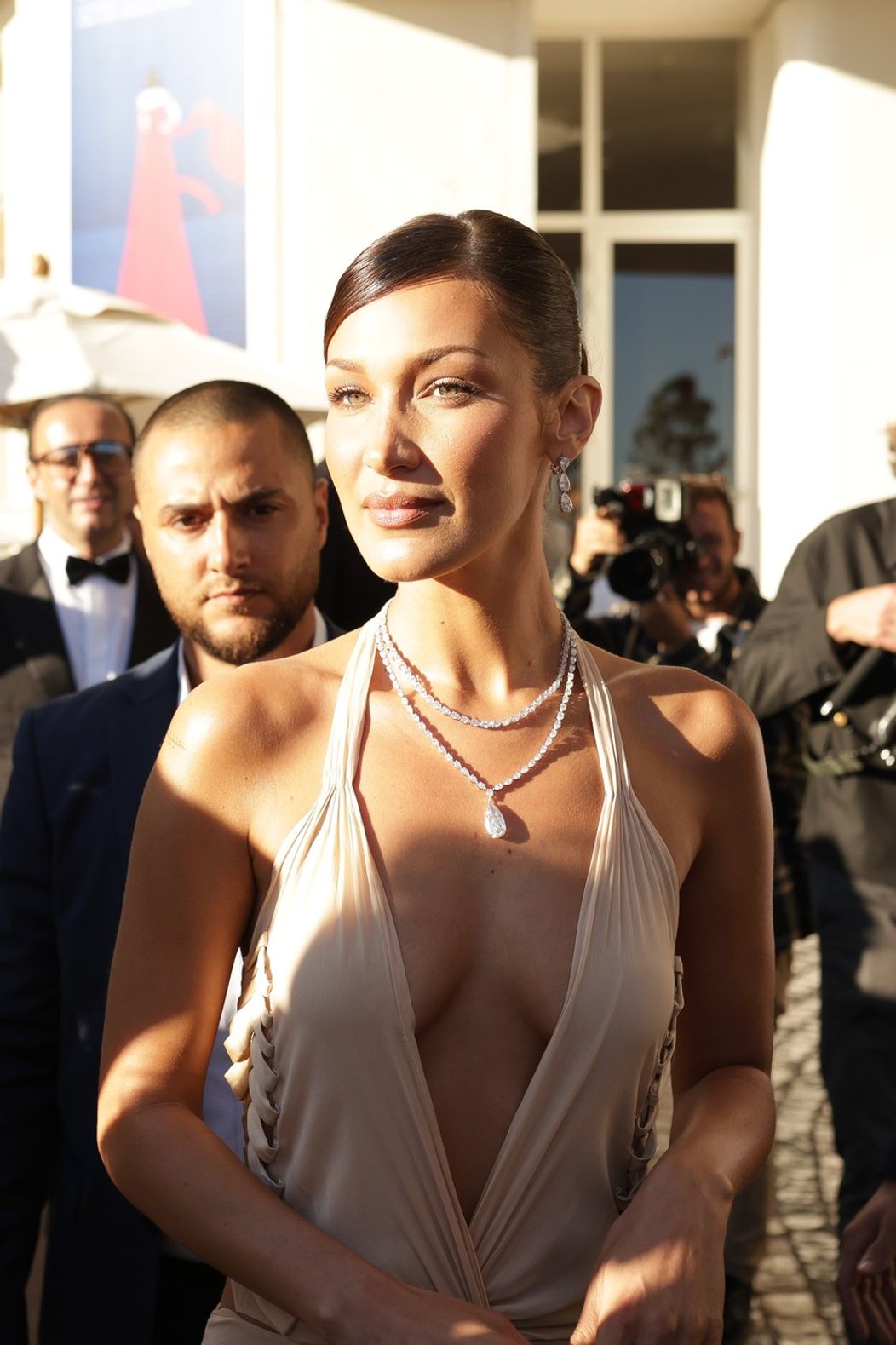 Odhalená Bella Hadid v Cannes