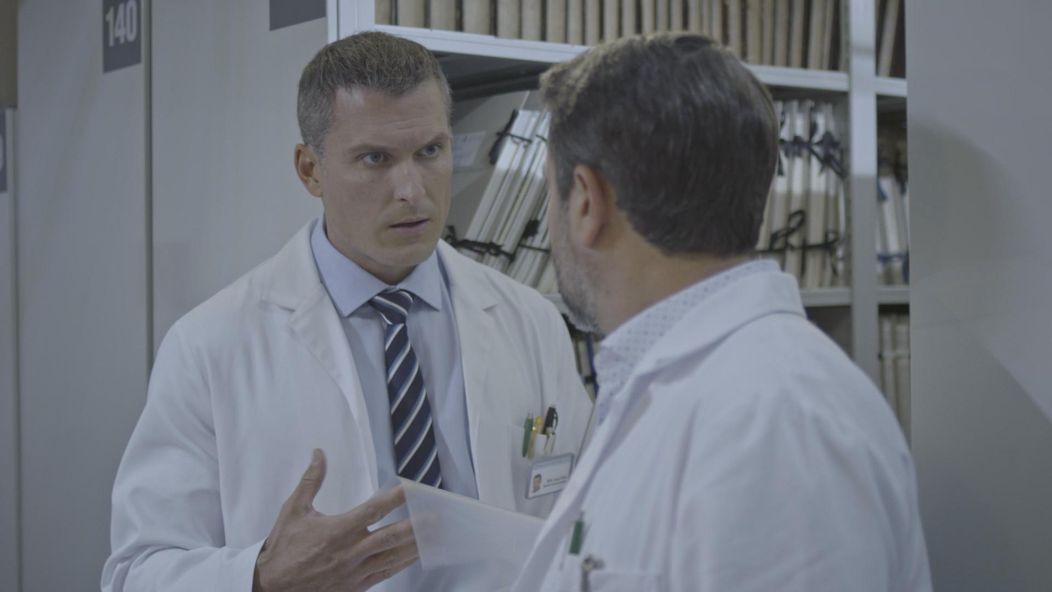 Fabián (Ján Koleník) a Varga (Vlado Kobielsky) v archíve.