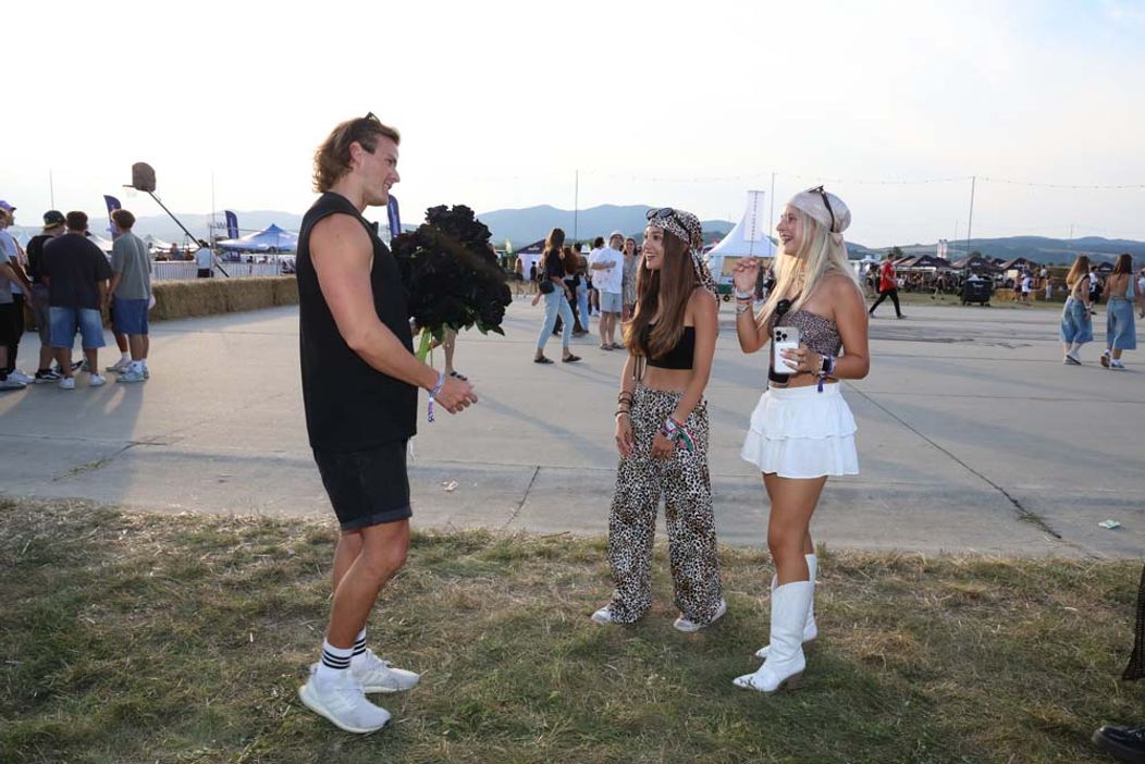 Radko na festivale Grape rozdával ruže a vymenil si bozky s Marcelou