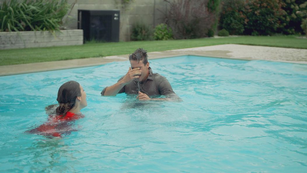 Naďa a Martin v bazéne