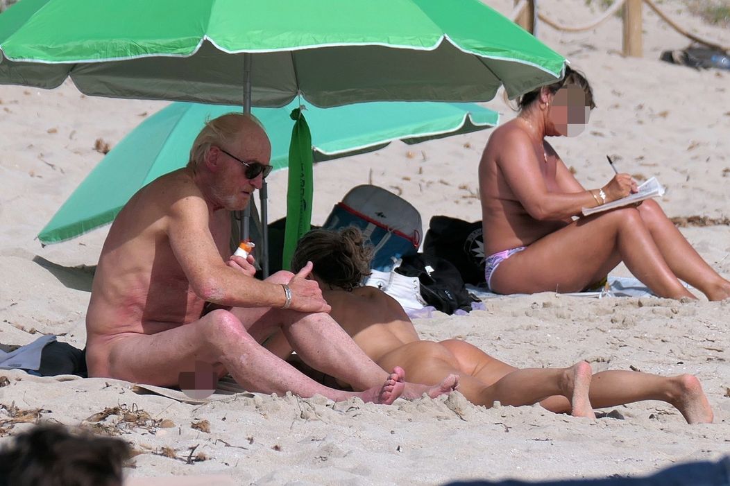 Herec Charles Dance s priateľkou na nuda pláži