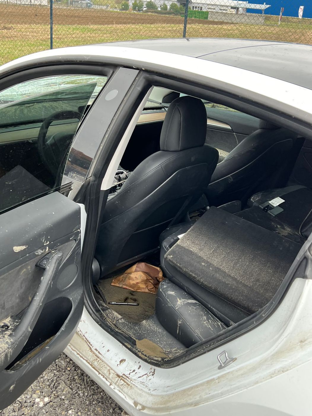 Mirov elektromobil skončil v rybníku, momentálne je v takomto stave