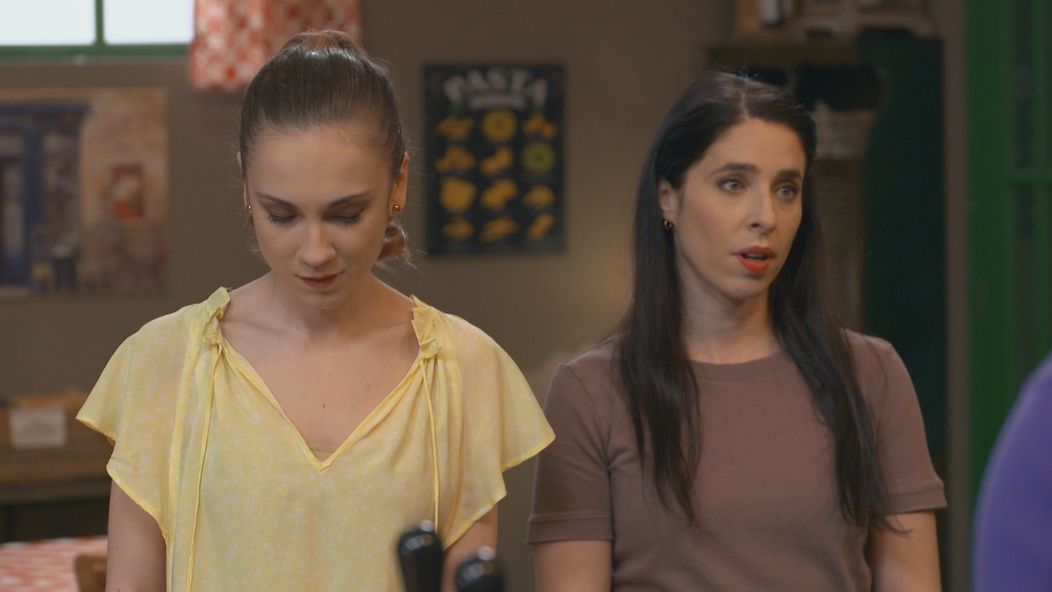 Lenka (Mária Schumerová) a Simča (Zuzka Porubjaková)