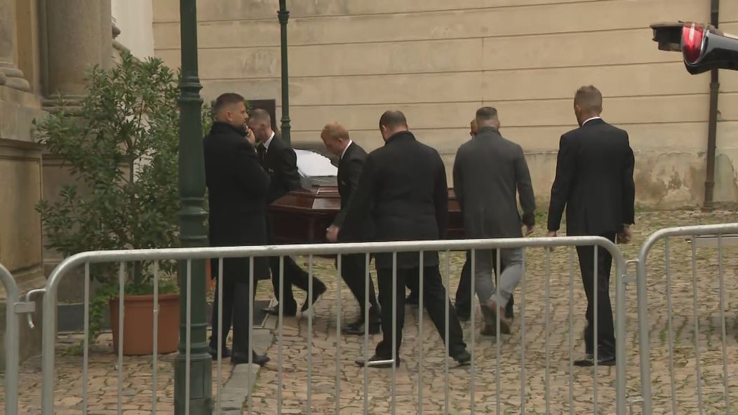 Muži nesú rakvu s pozostatkami Vaša Patejdla.