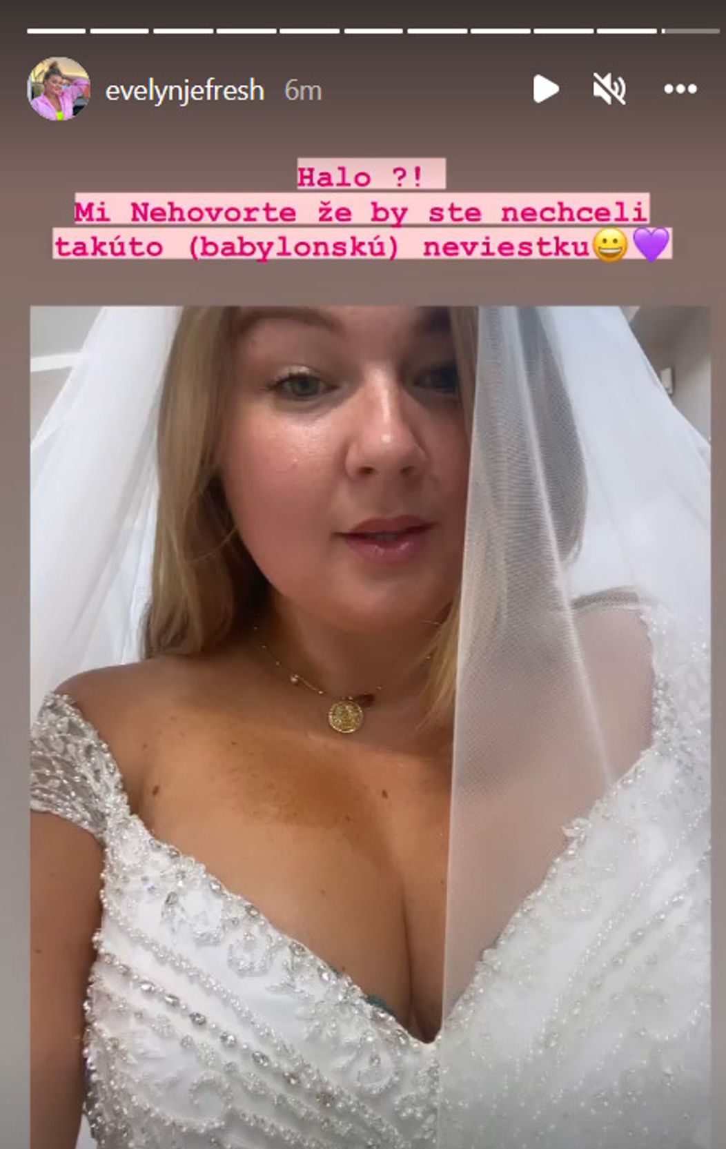 Evelyn v svadobných šatách