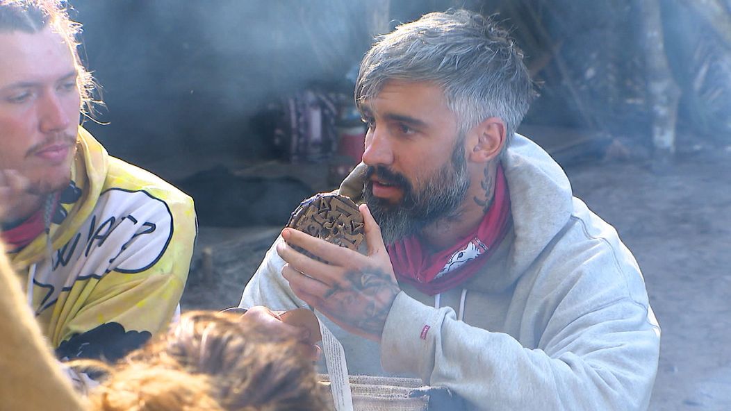 Pepa si pozrel obsah truhlice, ktorú si vydražil v aukcii.