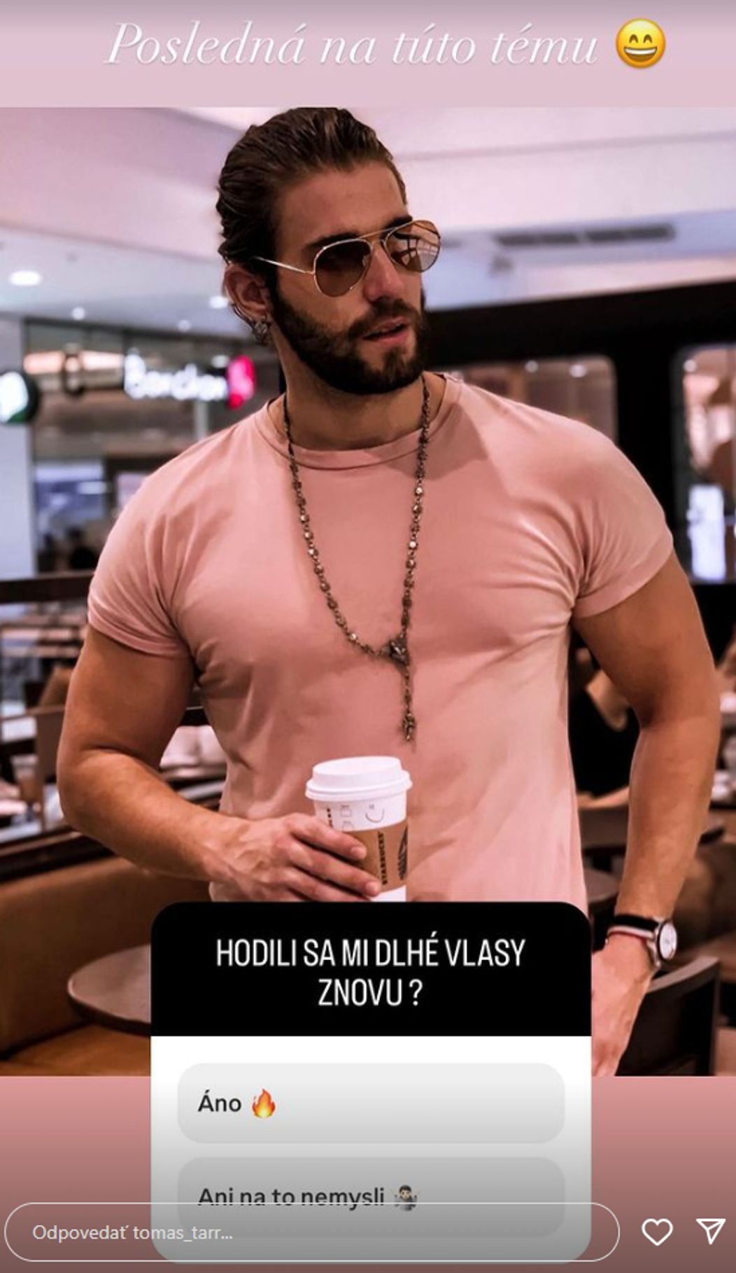 Tomáš Tarr s dlhými vlasmi