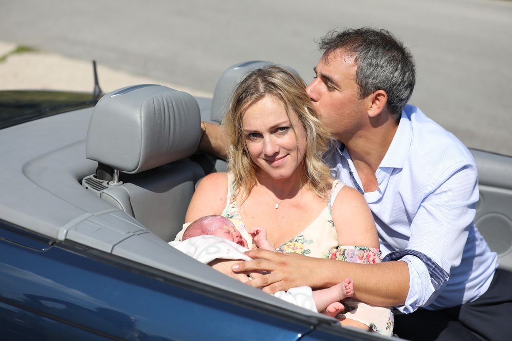 Nakrúcanie pôrodu v aute.