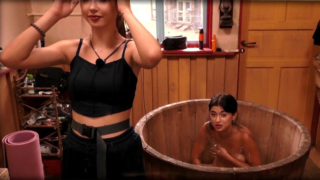 Farma - Ema a Azra v kúpeľni