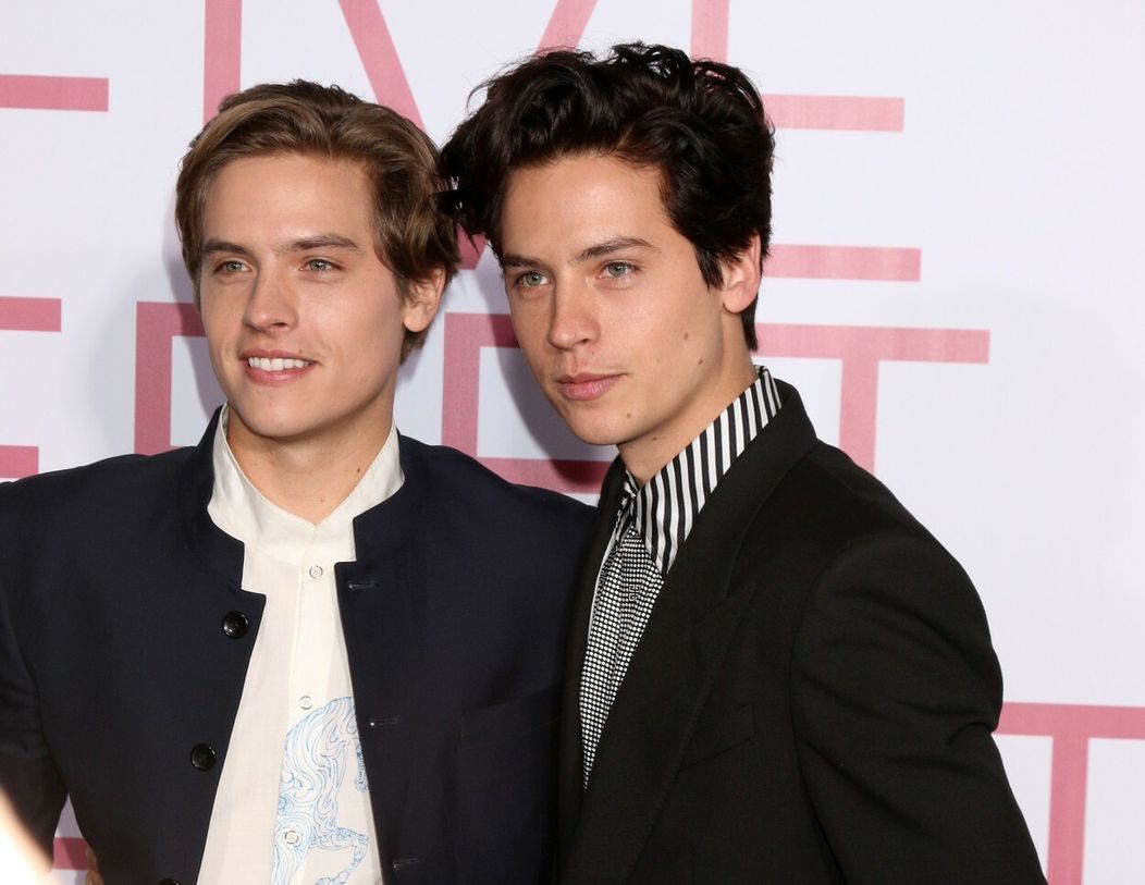 Lili a Cole na červenom koberci.