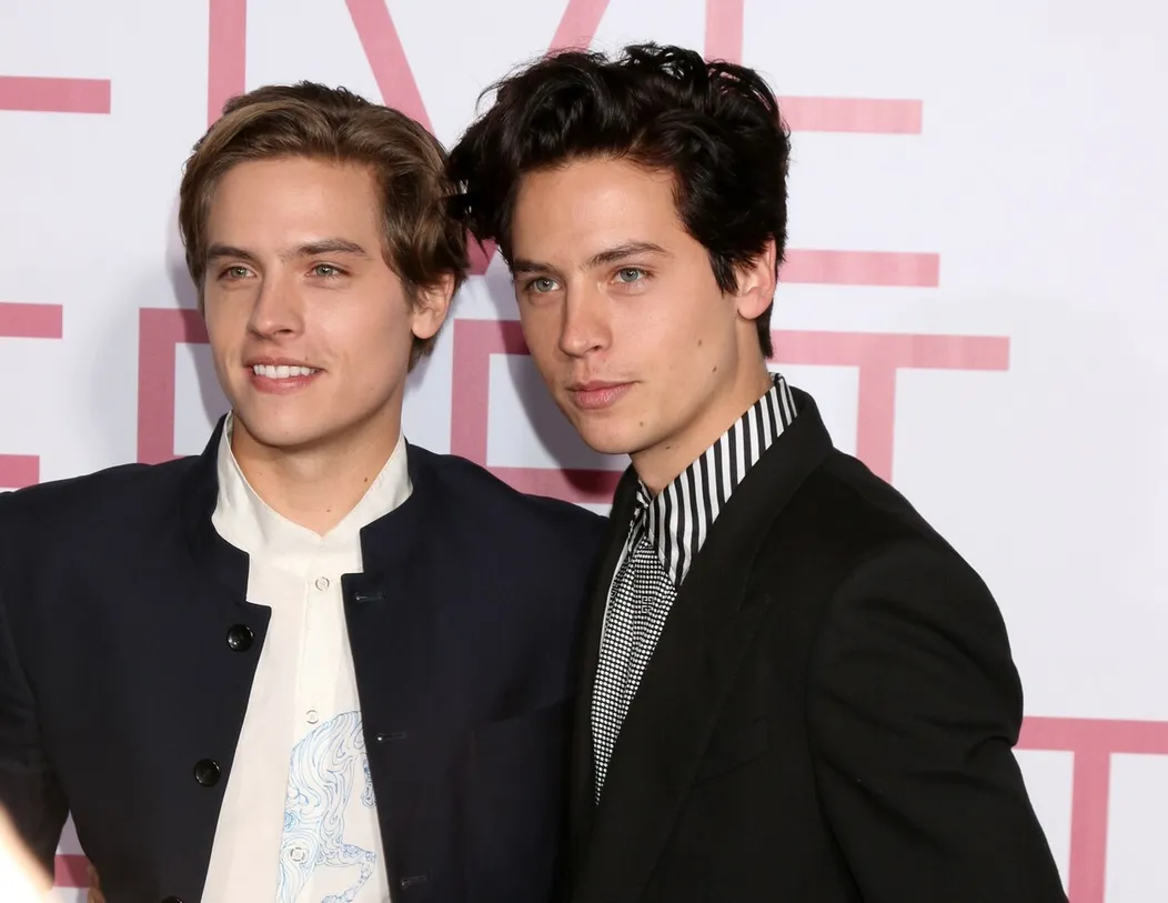 Lili a Cole na červenom koberci.