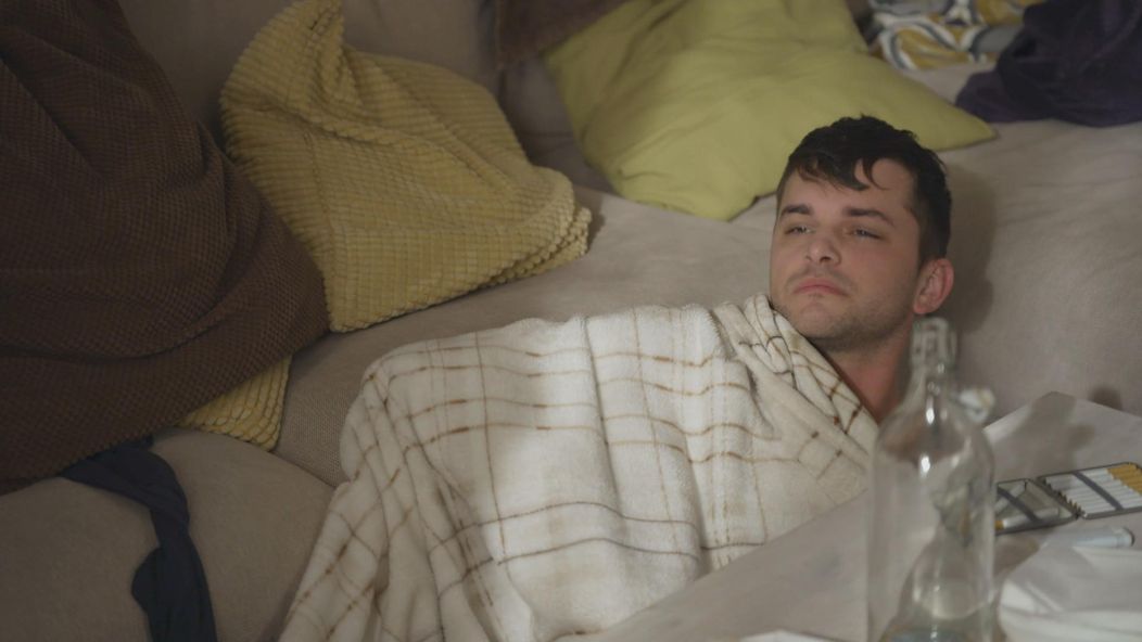 Lenka (Diana Ristová) našla v byte nahého muža