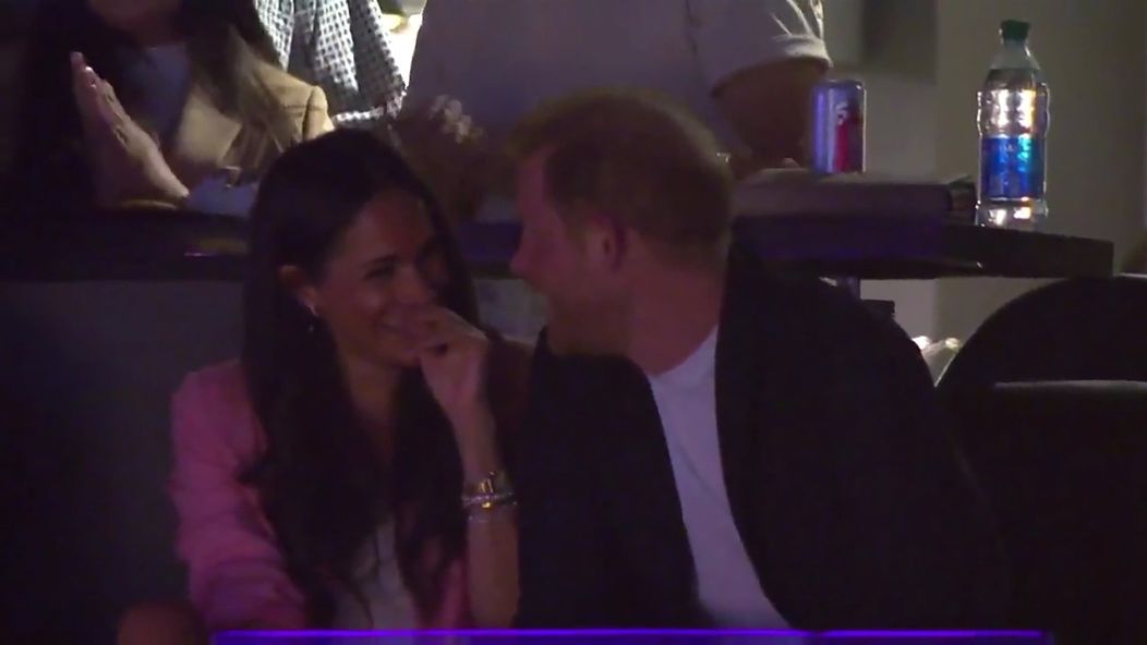 Princ Harry chcel pobozkať Meghan pred zrakmi tisícok ľudí: Odmietla ho