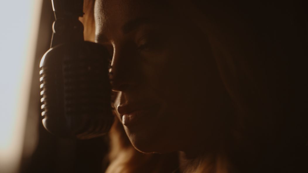 Tina &amp; Tomáš Maštalír-Jedno ráno (foto z videoklipu 6) by Matúš Havelka.png