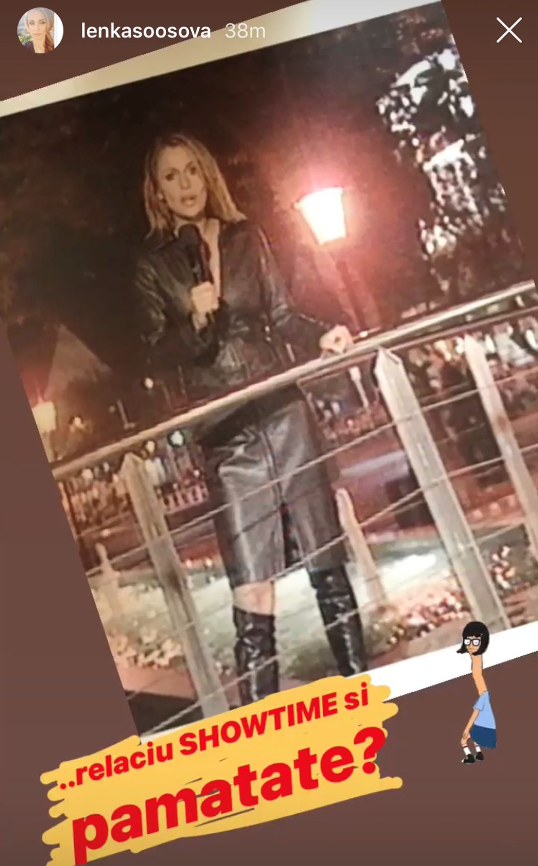 Začínajúca moderátorka. 