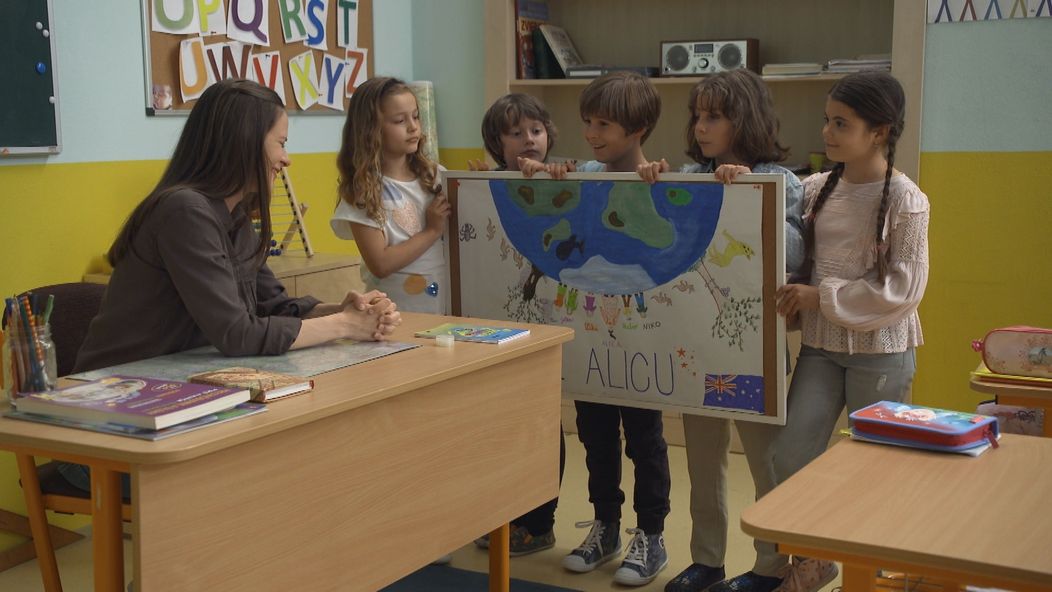 Deti smútia, že Alica odchádza.