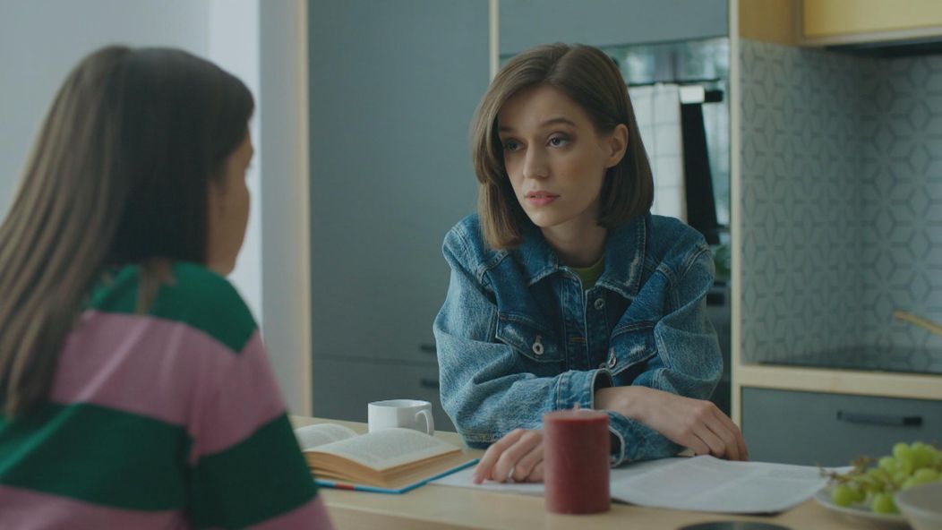 Martina (Adela Dukátová) pracuje ako sekundárka, no v nemocnici tají, že sfalšovala lekársky diplom.