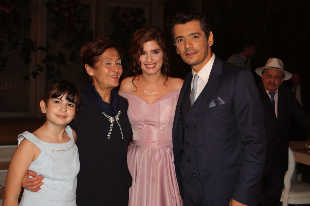 Esra v seriali V hre je laska (9)