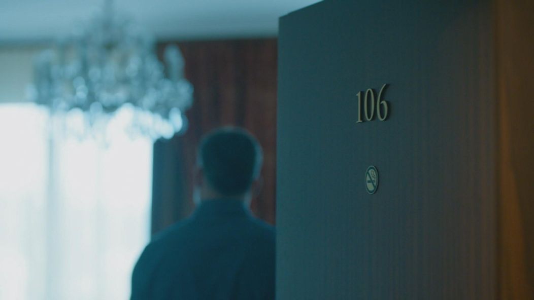 Andrej (Ján Koleník) si konečne potvrdí, že jeho spomienka na tmavovlasú ženu bola skutočná. Adelu (Lívia Bielovič) s ňou podviedol.