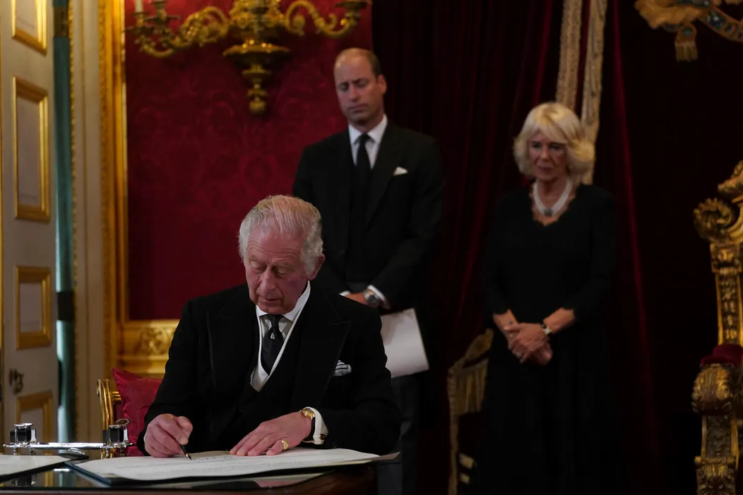 Kráľ Karol III. podpisuje prísahu