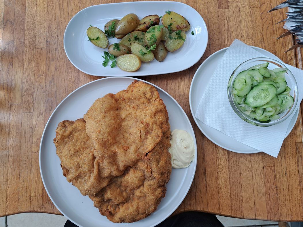 S Radkom Urbanyakom na obede v poľovníckej reštaurácii Silvanus