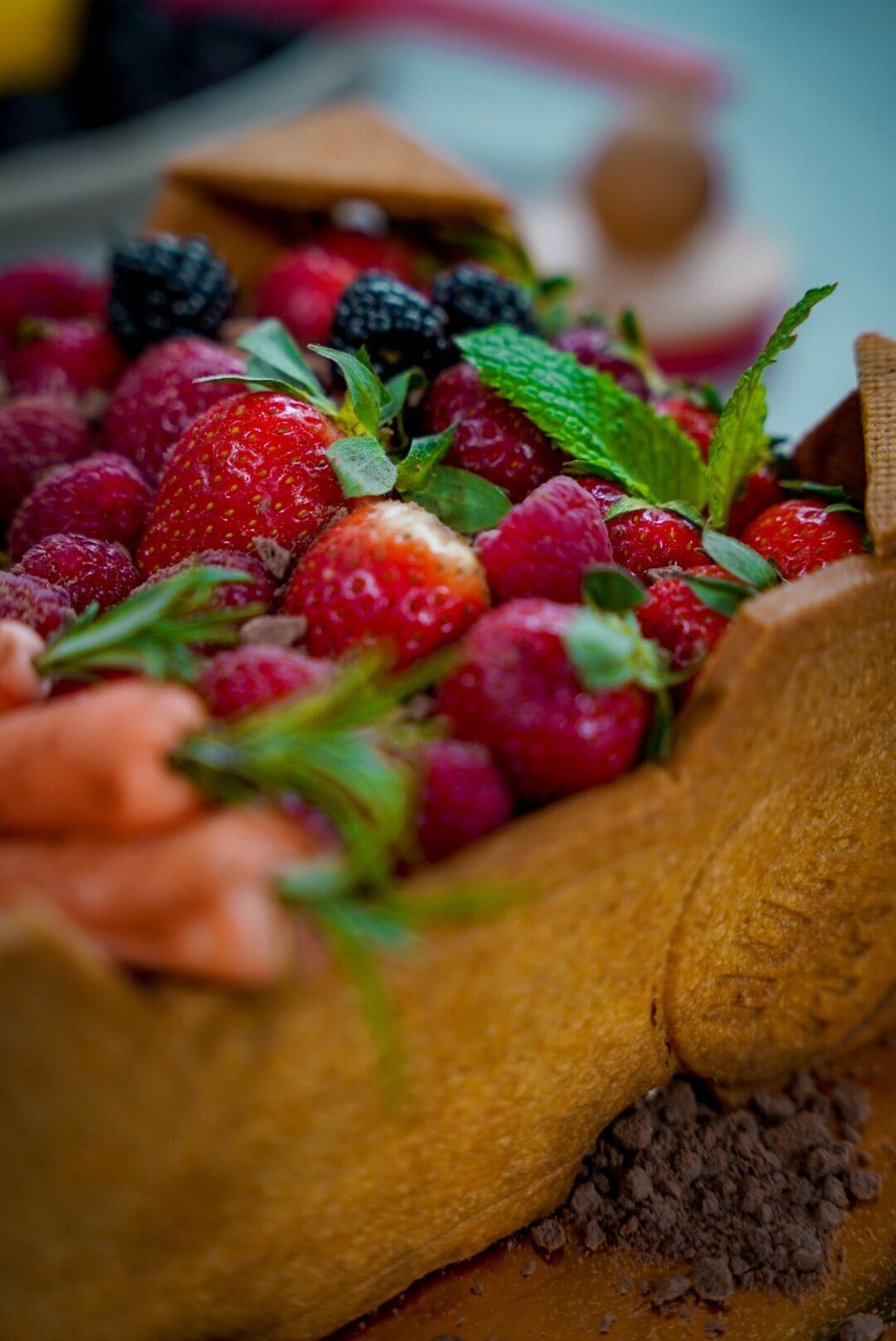 Jarná tortička s jahodami a rebarborou