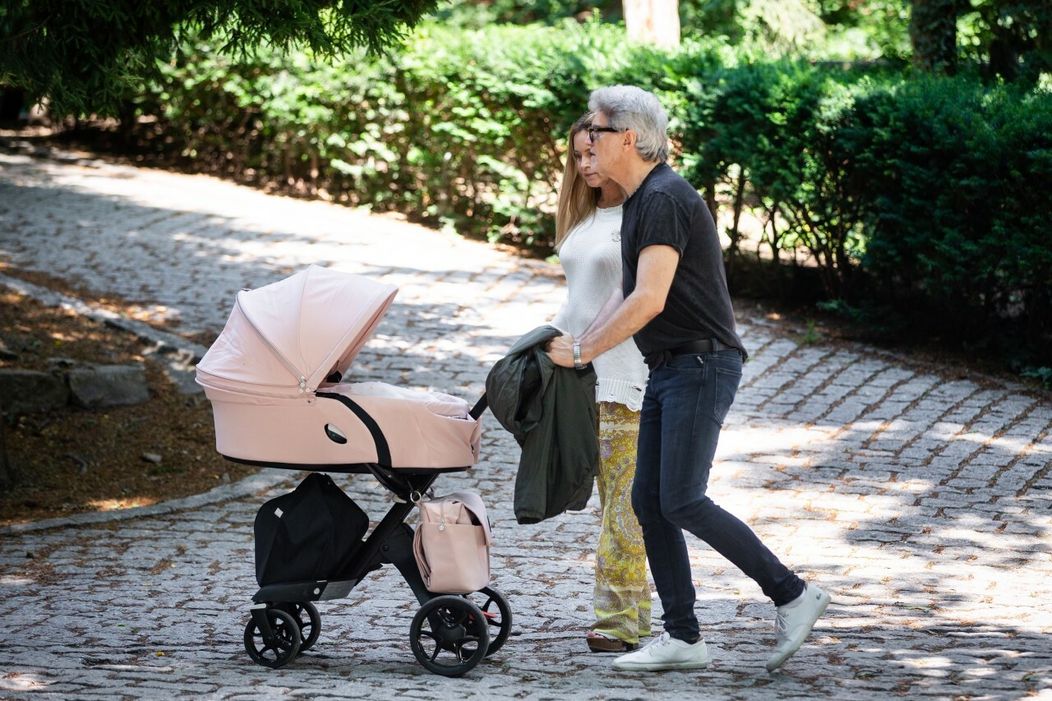 Erika s manželom Števom a dcérkou Ellou na prvej prechádzke