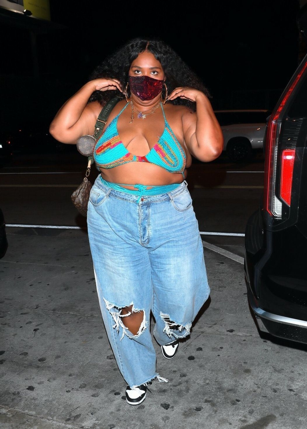 Lizzo nemá problém ísť do reštaurácie oblečená v plavkovej podprsenke.