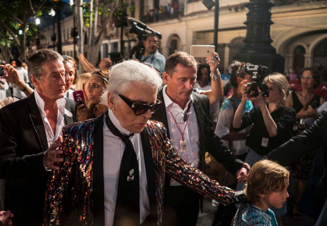 Karl Lagerfeld a detský model značky Chanel Hudson Kroenig počas módnej prehliadky 6. decembra 2017.