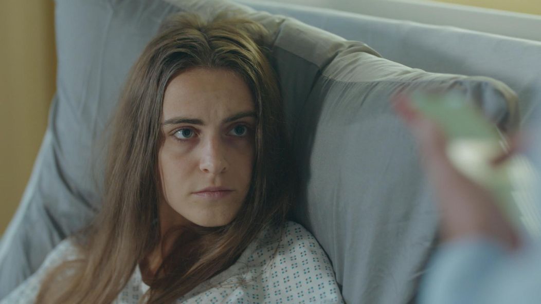 Andrej (Ján Koleník) zistil, že skleróza multiplex Júliinho (Sarah Arató) brata sa nezhoršuje.