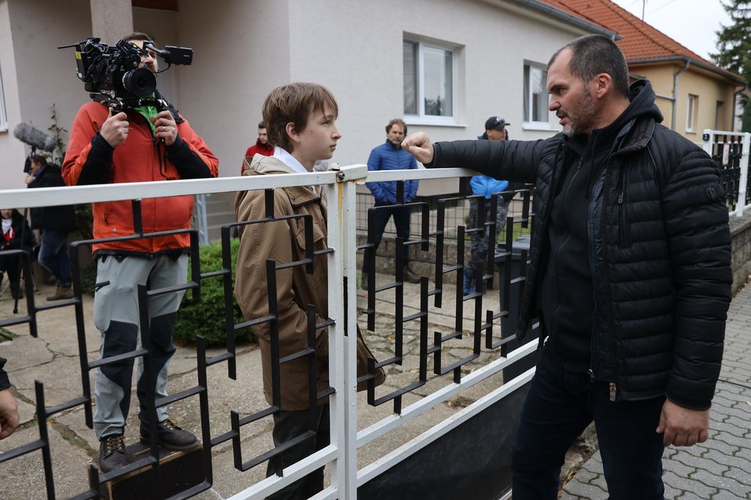 Predný záber sa nakrúcal z kufra auta