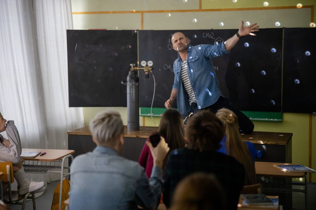 Krv zašpinila aj umývadlo.