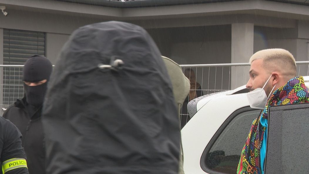 René Strausz v putách 