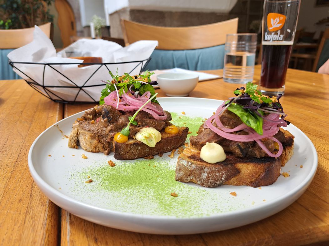 S Radkom Urbanyakom na obede v poľovníckej reštaurácii Silvanus