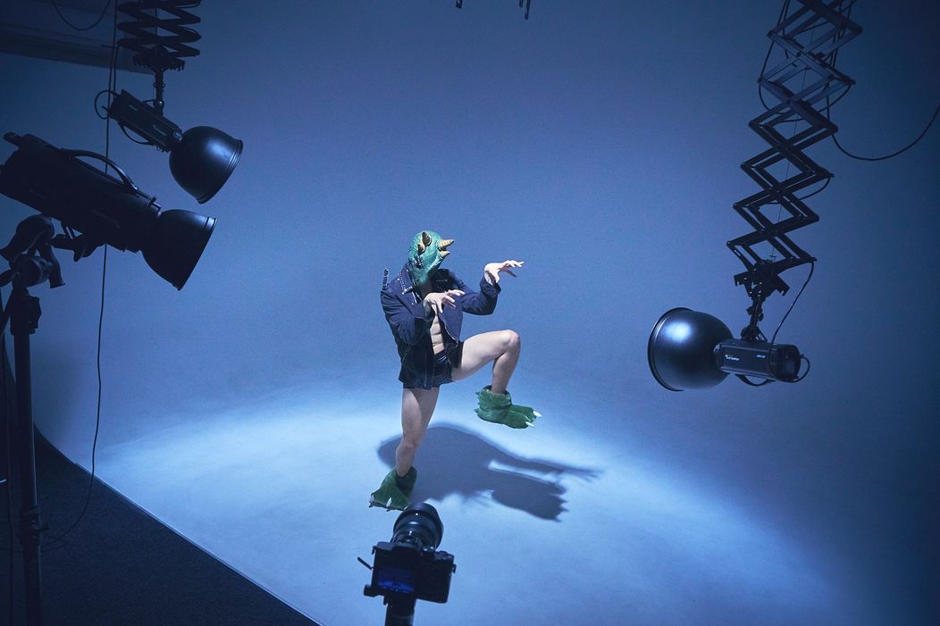 Tony vo svojom novom klipe Chlapci sú chlapci