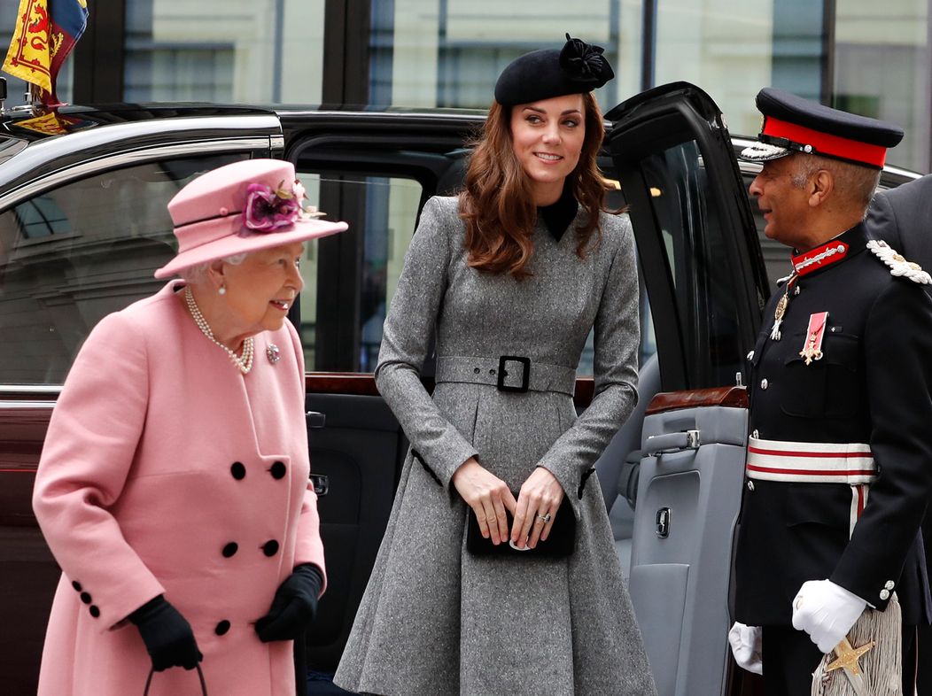  Vojvodkyňa Kate s kráľovnou Alžbetou II. navštívili King's College London