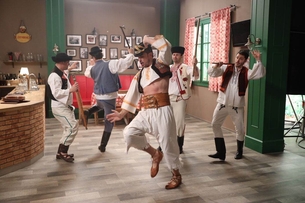 Oteckovia ako folklórni tanečníci