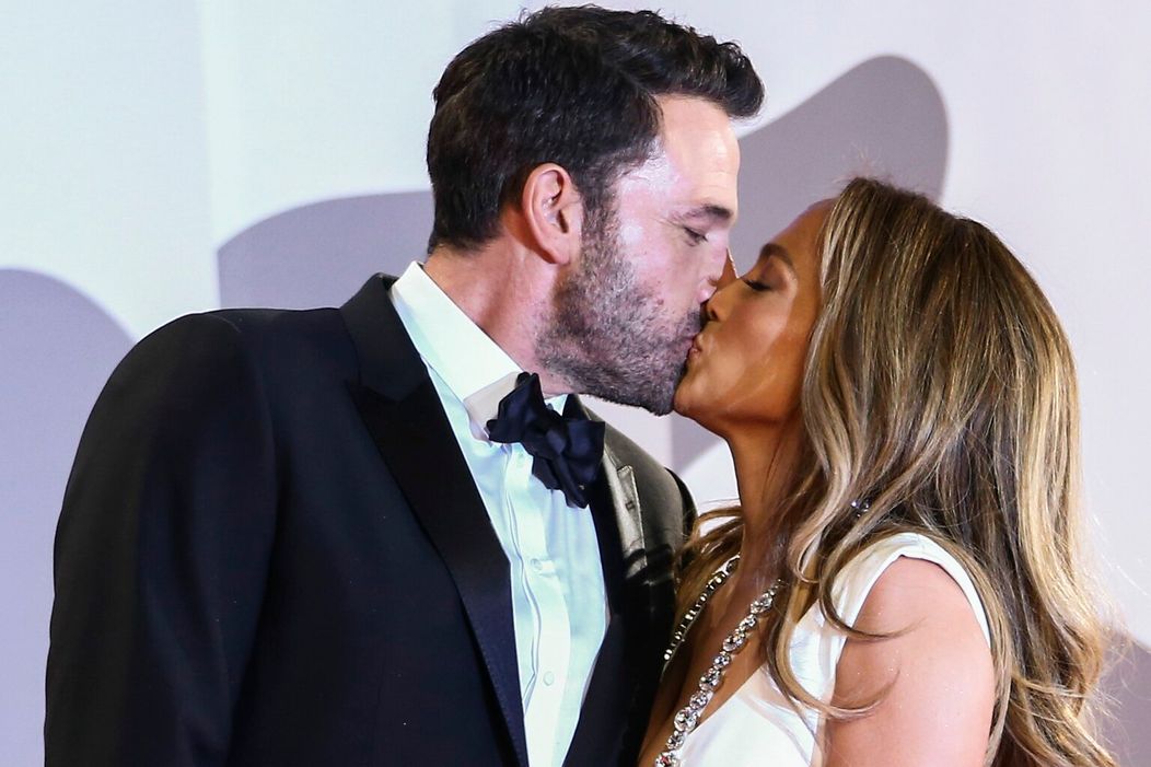 Ben Affleck a Jennifer Lopez na premiére filmu The Last Duel na Benátskom filmovom festivale