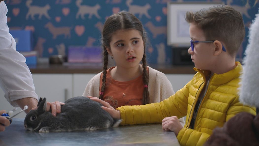 Julka chce Ferkovi pomôcť.