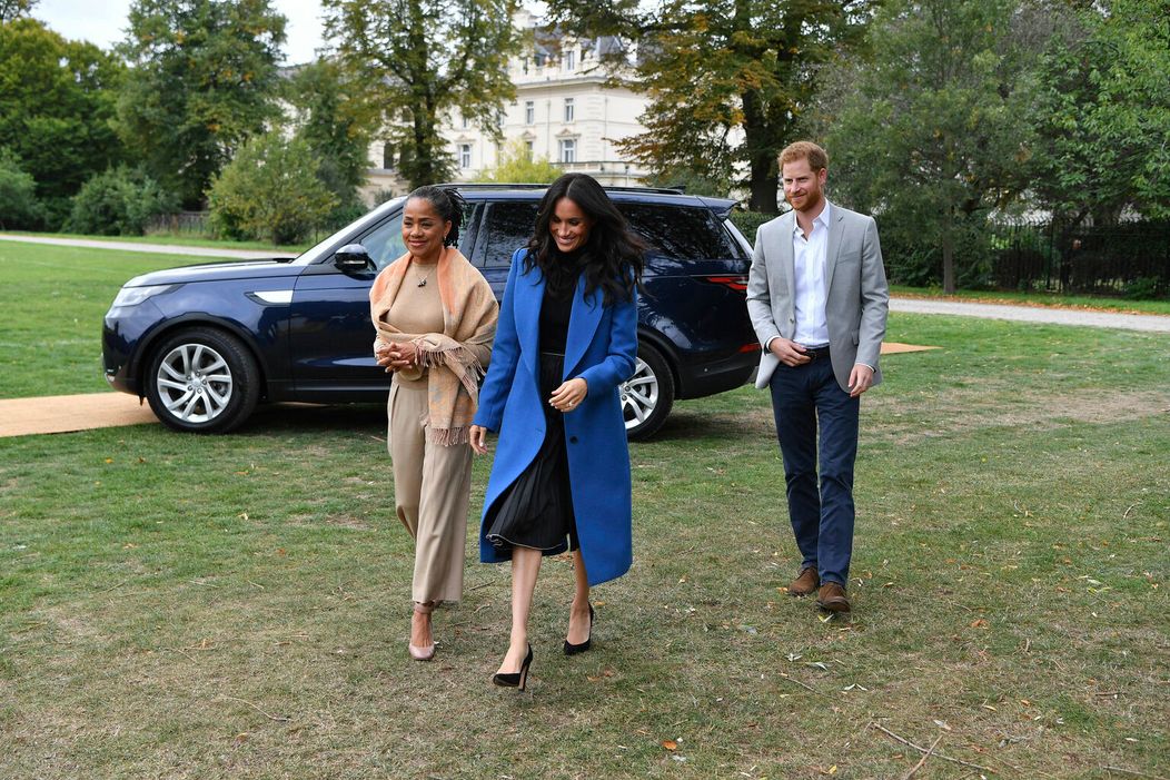 Meghan Markle spolu s mamou Doriou a princom Harrym.