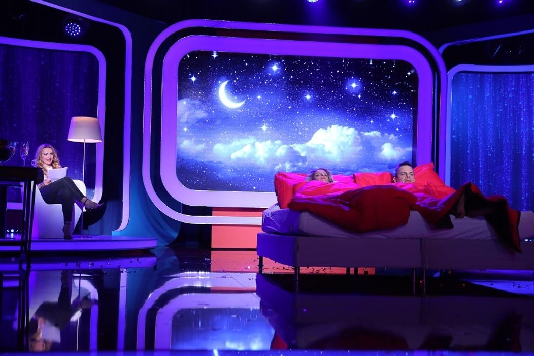 Adela si musela ísť pre župan cez celé javisko