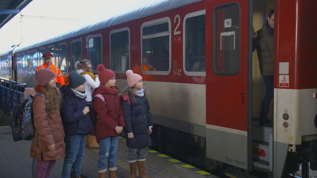 Deti sa prišli s Edom rozlúčiť na stanicu.