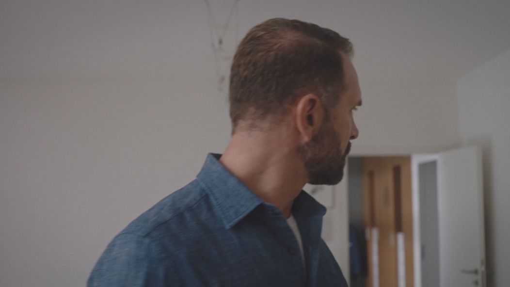 Laura príde do Andrejovho domu bez pozvania.