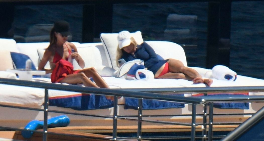 Victoria si užíva slnko v červených bikinách.