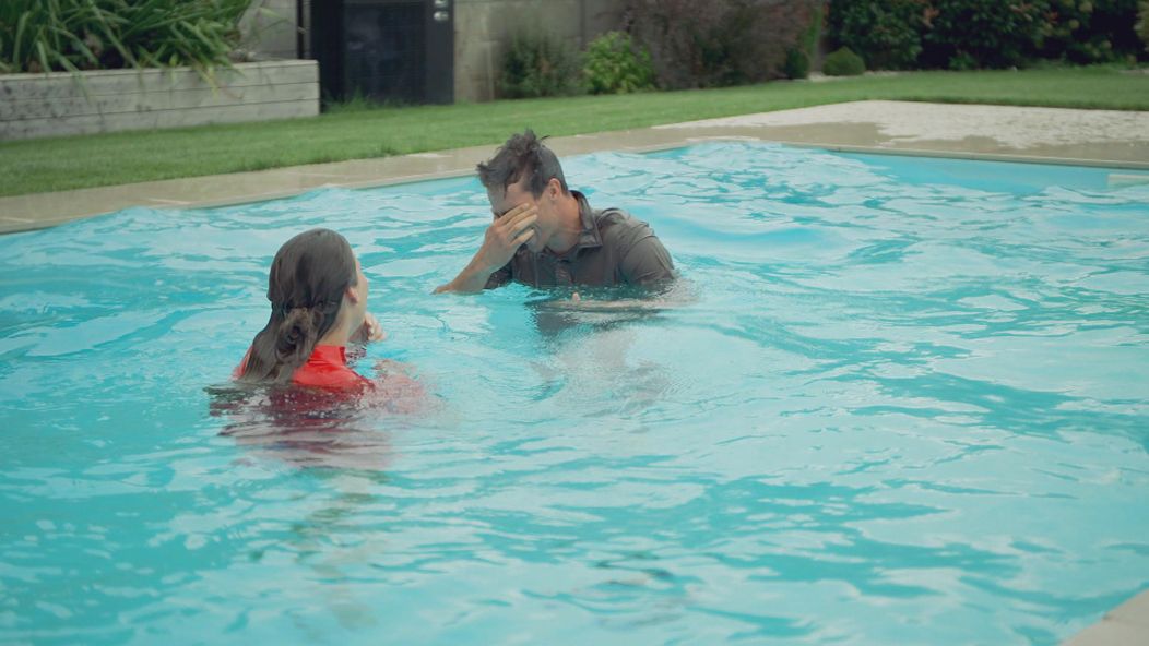 Naďa a Martin v bazéne